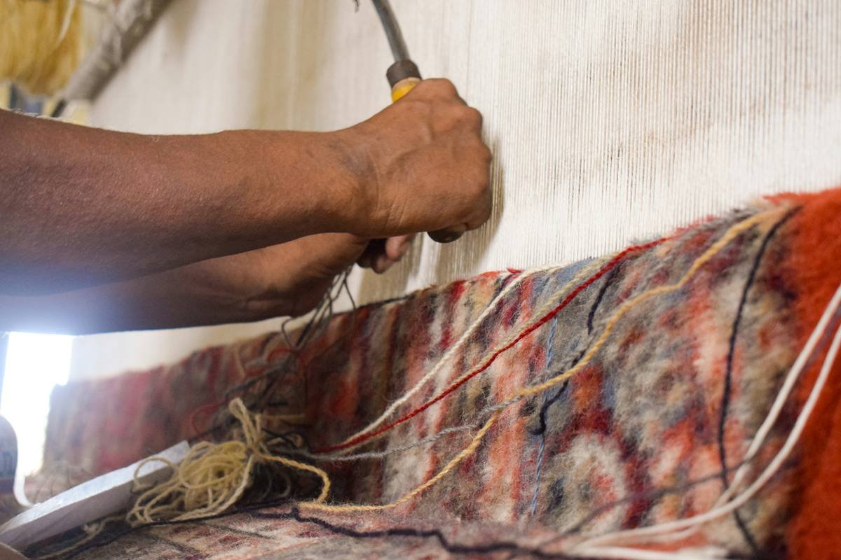 Side-by-side image: left shows a poorly aligned Berber seam with visible zipper effect; right shows a professionally heat-seamed join with invisible transition